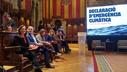 L'alcaldessa Colau i regidors del seu govern durant la declaració d'emergència climàtica de Barcelona.