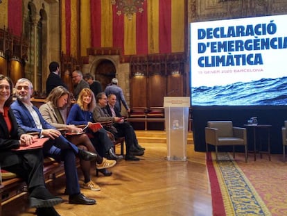 La alcaldesa Colau y concejales de su gobierno durante la declaración de emergencia climática de Barcelona