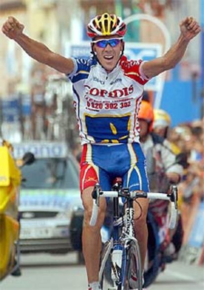 Luis Pérez, del equipo Cofidis, al llegar a meta ayer en Cangas de Onís.