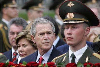 El presidente de Estados Unidos, George Bush, también ha asistido a los actos conmemorativos del fin de la II Guerra Mundial en compañía de su esposa. Además de participar en el desfile  militar de Moscú, Bush ha aprovechado para realizar una gira europea en la que ha comparado la II Guerra Mundial con la lucha contra el terrorismo.