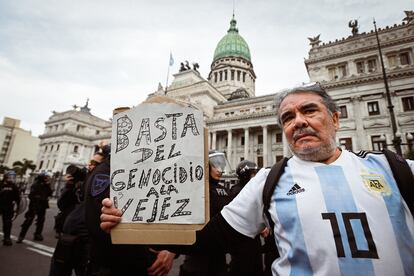 Jubilados y miembros de sindicatos protestan frente al Congreso de la Nación, el 11 de septiembre de 2024.