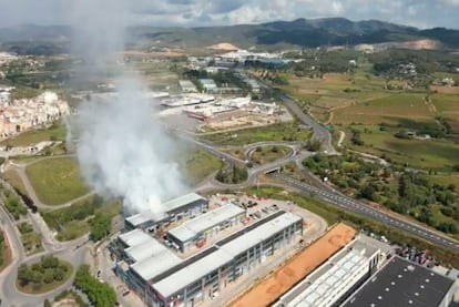 Vista aérea de la nave incendiada, este sábado.