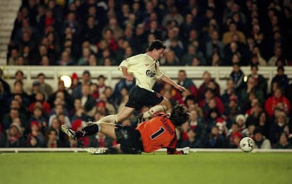 La jugada en la que Robbie Fowler cae ante David Seaman en 1997.