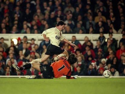 La jugada en la que Robbie Fowler cae ante David Seaman en 1997.