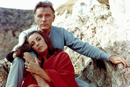 Richard Burton y Elizabeth Taylor en 1965. Arriba, la tumba de Burton en Céligny, Suiza.