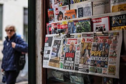 Portadas de periódicos con la imagen del ex primer ministro António Costa en un quiosco en el centro de Lisboa, este miércoles.