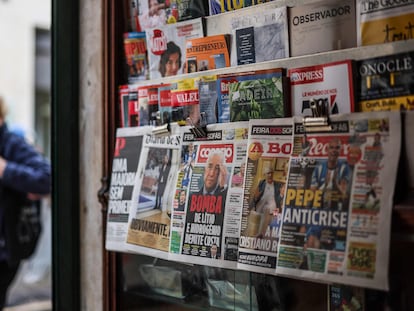 Portadas de periódicos con la imagen del ex primer ministro António Costa en un quiosco en el centro de Lisboa, este miércoles.