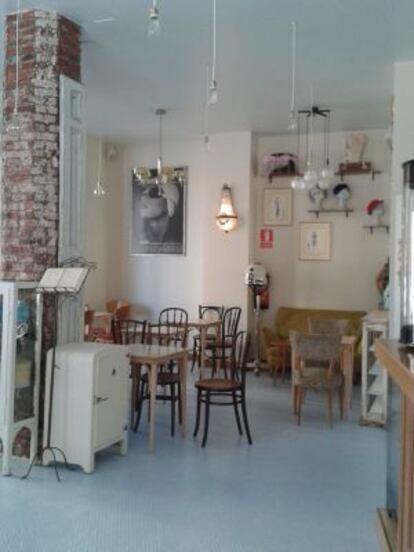 Interior de La más bonita, cafetería, moderna y de estilo industrial, en León.
