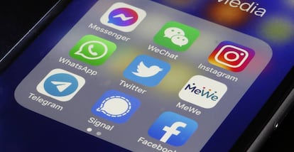 Logos de WhatsApp, Telegram y Signal junto al de otras aplicaciones en un teléfono móvil.