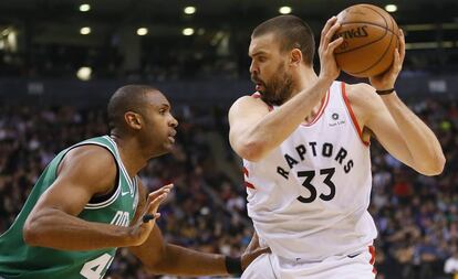 Marc Gasol frente a Al Horford.