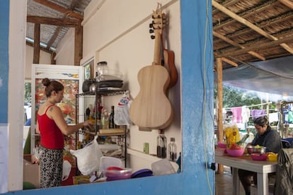 A principal festa cultural da comunidade caiçara é o fandango, um baile ao som de violas com danças tradicionais. Diante do conflito territorial na Jureia, o Instituto do Patrimônio Histórico e Artístico Nacional já expressou ao Governo de São Paulo a preocupação de que repercuta na manutenção dessa tradição. Na imagem, mulheres da comunidade fazem seus afazeres domésticos enquanto as violas seguem penduradas na parede.