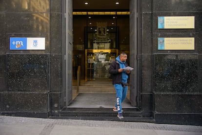 Un hombre sale de la Oficina de Atención Integral al Contribuyente de la calle de Alcalá, en Madrid.