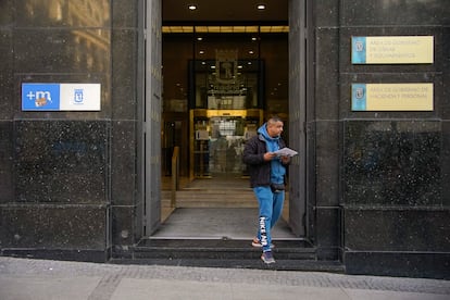 Un hombre sale de la Oficina de Atención Integral al Contribuyente (OIAC) de la calle de Alcalá (Madrid).