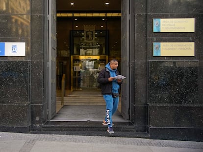 Un hombre sale de la Oficina de Atención Integral al Contribuyente (OIAC) de la calle de Alcalá (Madrid).