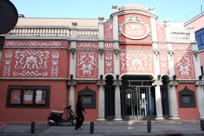 Fachada de la Filmoteca Espa&ntilde;ola, antiguo Cine Dor&eacute;.