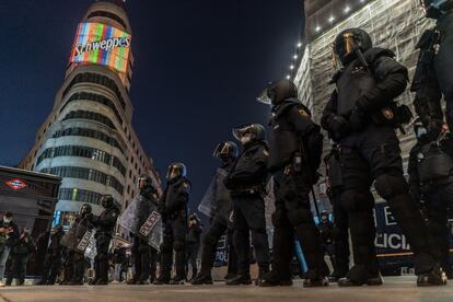 Policías montan guardia durante la manifestación en la plaza de Callao de Madrid.
