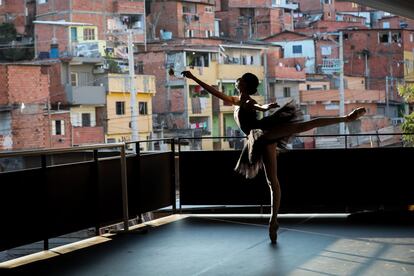 Bailarines del ballet Paraisópolis vuelven a clases con todas las medidas de seguridad, el pasado 6 de agosto, en São Paulo, Brasil.