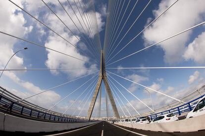 Vista del nuevo puente de Cádiz desde el centro de la carretera.