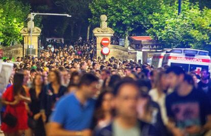 Los asistentes que esperaron a David Guetta el pasado sábado en Santander y se quedaron sin concierto.