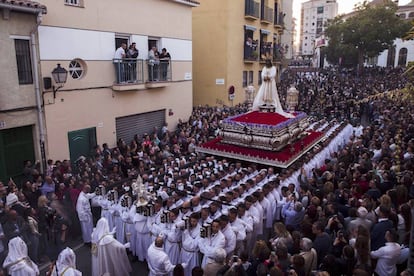 GRA577. MÁLAGA, 10/04/2017.- Salida del trono de Nuestro Padre Jesús Cautivo de la parroquia de San Pablo, en Málaga, durante el desfile procesional del Lunes Santo celebrado esta noche en la ciudad. EFE/Jorge Zapata