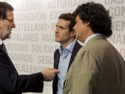 Mariano Rajoy conversa con Pablo Casado y Jorge Moragas 