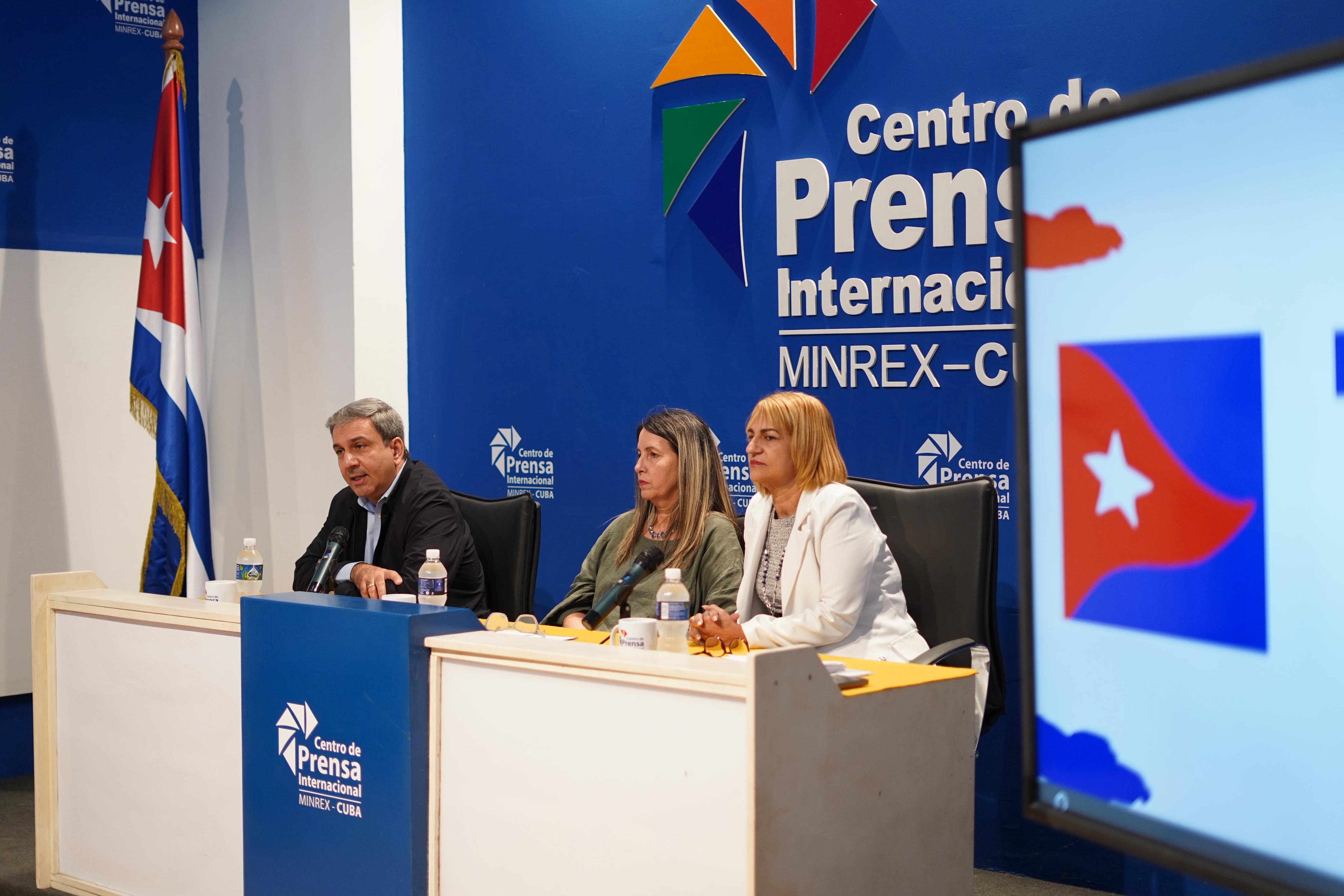 Walter Baluja, ministro de Educación Superior; Ministra de Educación, Naima Trujillo Barreto y Tania Margarita Cruz Hernández, viceministra primera de Salud, en conferencia de prensa en La Habana, el 20 de marzo de 2026.