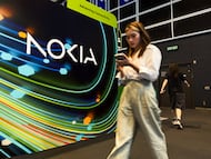 Una mujer pasa junto al stand de Nokia durante el LEAP East, celebrado en Hong Kong (China) el 8 de julio de 2026.