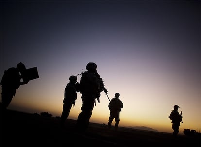 Soldados del Ejército norteamericano caminan por Spin Boldak mientras amanece.