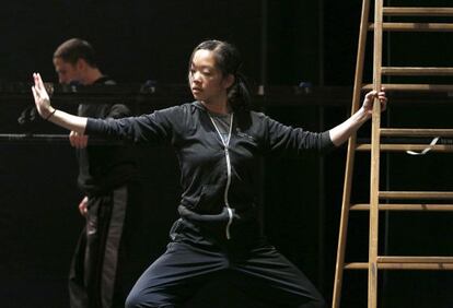 Una bailarina de la compañía Hubbard Street Dance Chicago se prepara para su actuación de anoche en el Principal de Valencia.