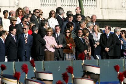 Entre las autoridades que presencian el desfile desde el palco situado en la plaza de Colón, está el presidente del Gobierno, José Luis Rodríguez Zapatero, los presidentes del Congreso, Manuel Marín, y del Senado, Javier Rojo, así como los miembros del Gobierno, excepto el titular de Justicia. También están presentes varios presidentes autonómicos -han faltado once, entre ellos los del País Vasco, Juan José Ibarretxe, de Cataluña, Pasqual Maragall, y Extremadura, Juan Carlos Rodríguez Ibarra- y representantes de las principales instituciones.