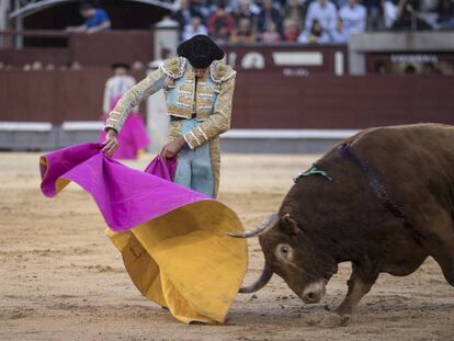 Fortes, en el inicio de una larguísima media verónica al sexto toro.