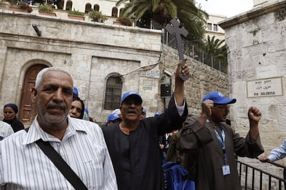 Un grupo de peregrinos coptos de origen egipcio transitan por la tercera estación del viacrucis. Está ubicada en el barrio musulmán de la Ciudad Vieja de Jerusalén, donde se cree que Jesús cayó al suelo por primera vez durante el recorrido hasta el lugar donde murió.