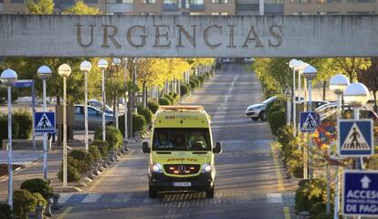 Una ambulància surt de l'hospital d'Alcorcón.