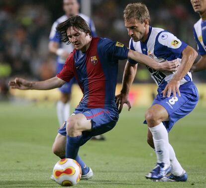 Zabaleta y Messi luchan por un balón en el derbi liguero Barcelona - Espanyol.