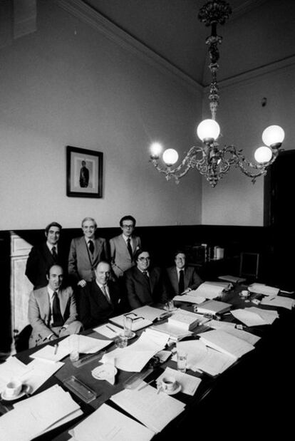 Los <i>padres</i> de la Constitución: Gabriel Cisneros, José Pedro Pérez Llorca y Miguel Herrero (de pie de izquierda a derecha). Sentados, Miquel Roca, Manuel Fraga, Gregorio Peces-Barba y Jordi Solé Tura.