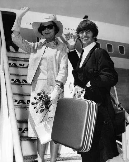 Ringo Starr y Vivien Leigh suben con sus maletas al avión en el que coincidieron de Londres a Nueva York en 1964.