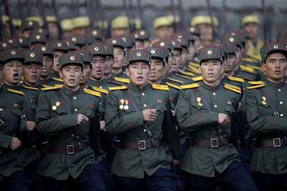 Soldados norcoreanos vestidos con uniformes tradicionales participan en el desfile conmemorativo del 70 aniversario del partido único.