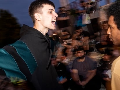 El rapero Krisan, durante una batalla de freestyle en el parque de Pradolongo, en Usera.