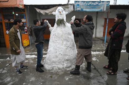 Ciudadanos afganos construyen un muñeco de nieve en Kabul, el 2 de marzo ed 2019.