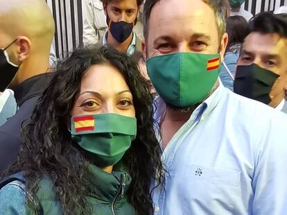 Raquel Moreno, promotora del sindicato de Vox, con Santiago Abascal.