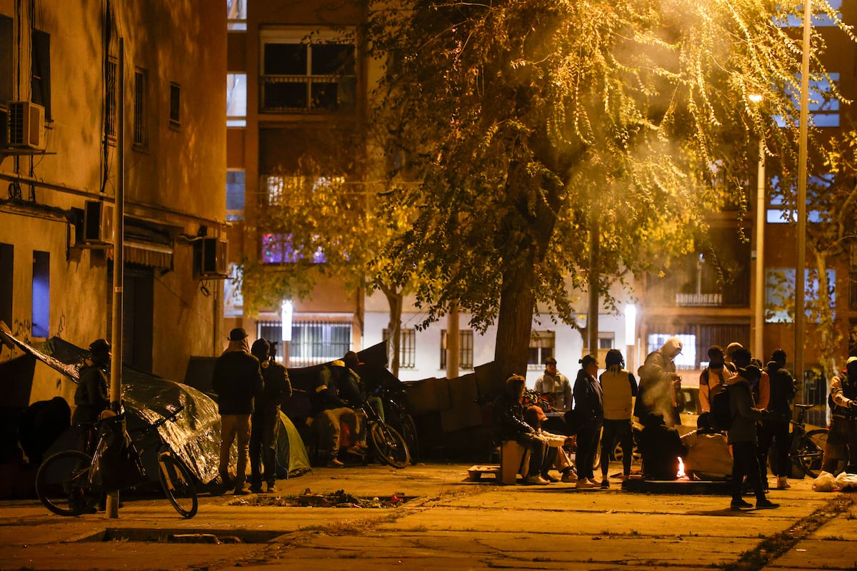 Un nuevo asentamiento arraiga en una plaza tras el desalojo del B9: “¿De verdad pensaban que íbamos a desaparecer?"