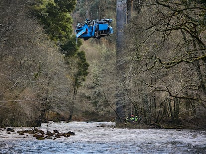 El autobús siniestrado, tras ser extraído del cauce del río Lérez.