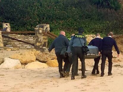 La Guardia Civil traslada el cadáver de un inmigrante fallecido, este martes.