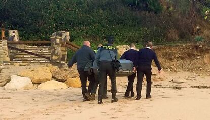 La Guardia Civil traslada el cadáver de un inmigrante fallecido, este martes.