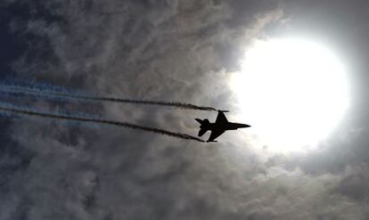 Un avión realiza acrobacias durante las celebraciones del Día de la Independencia en Karachi (Pakistán).