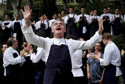 Ferran Adrià gesticula hacia los fotógrafos, poco antes de iniciar los preparativos de la última cena en elBulli.