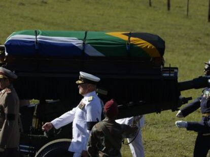 El atáud de Nelson Mandela es escoltado en Qunu.