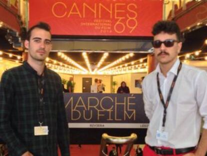 Los cortometrajistas Dennis García y Dani Álava cuentan para EL PAÍS VÍDEO su experiencia en el mercado del cine más grande del mundo.