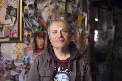 Nicolás Martínez Cerezo vive en un piso ubicado en la calle Víctor Andrés Belaúnde de Madrid, en un edificio de los años cincuenta.