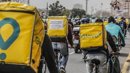 Varios 'riders' participan en una manifestación de repartidores a domicilio, en Valencia, Comunidad Valenciana.